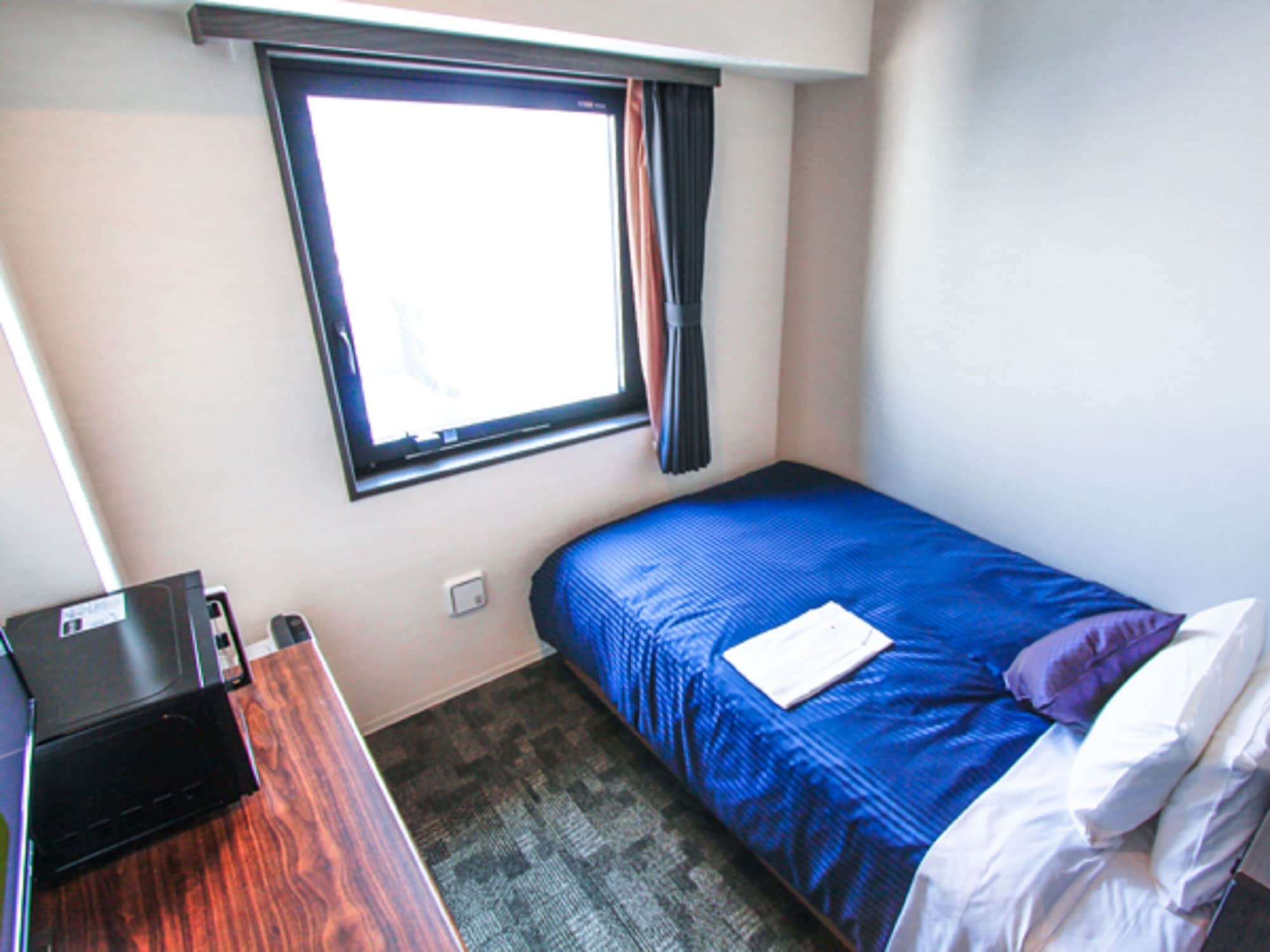 ROOM, SINGLE, SMOKING