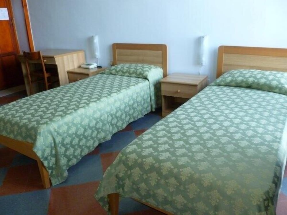 ROOM, DOUBLE OR TWIN BED