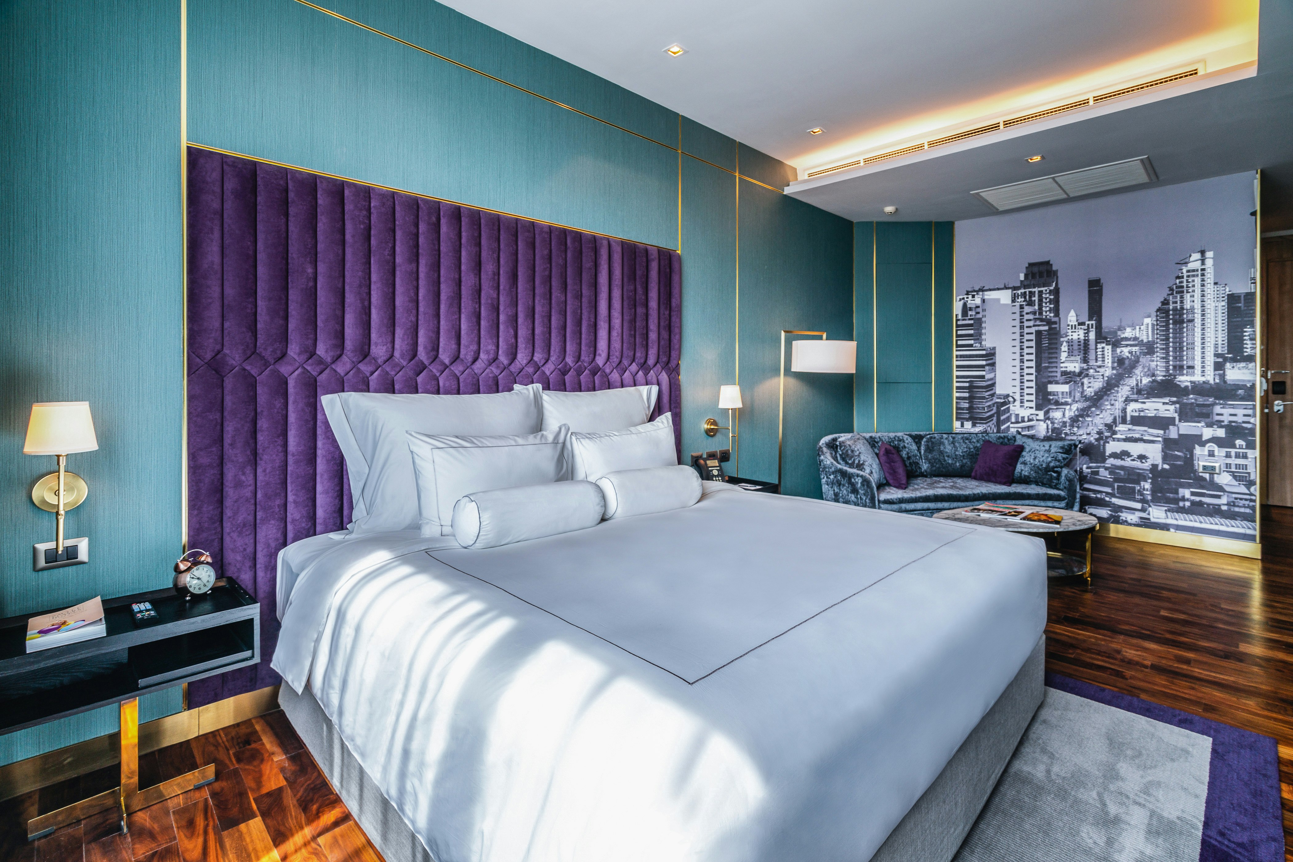 DELUXE, KING BED