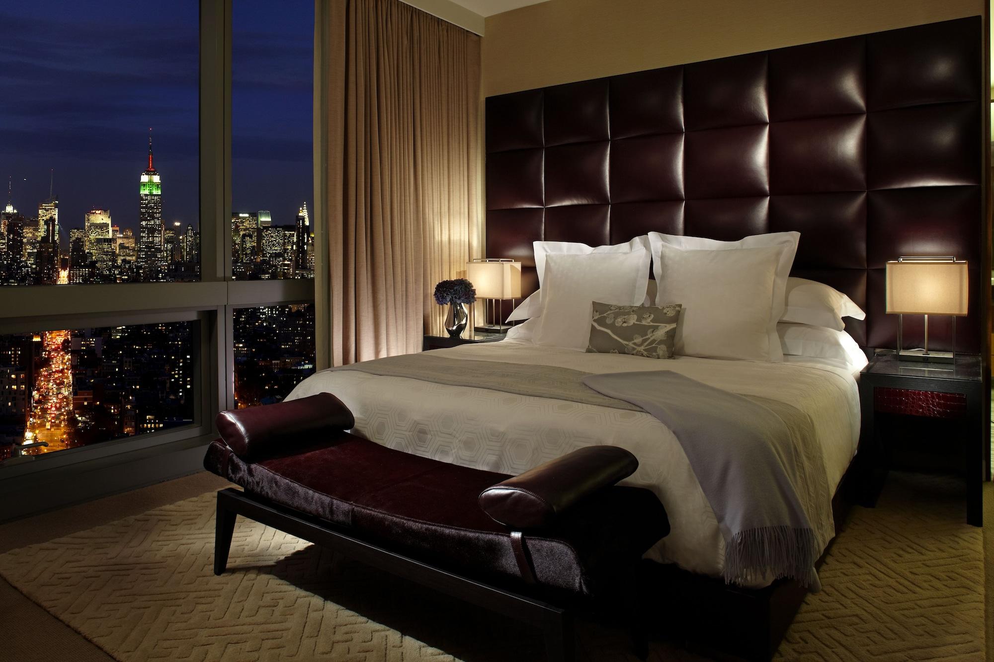 Suite, King Bed, Skyline View