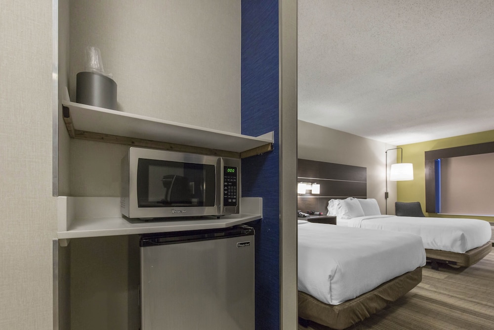 Holiday Inn Express and Suites Chicago West St Charles an IHG Hotel 18/72