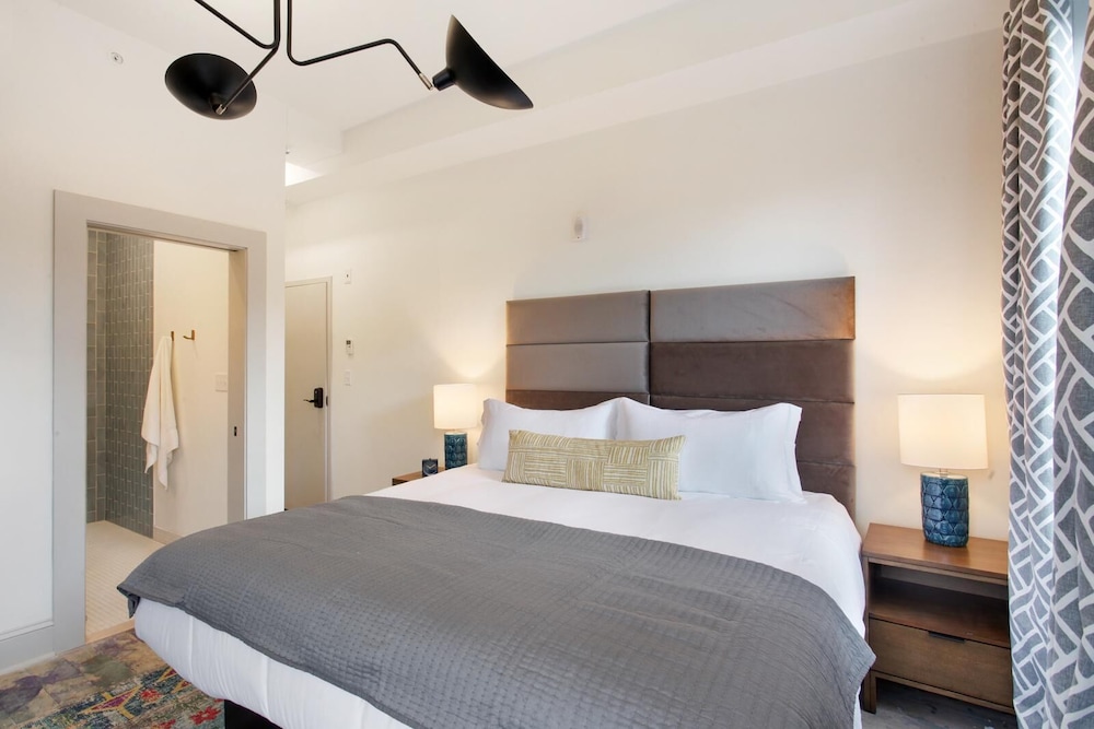 SUITE, KING BED
