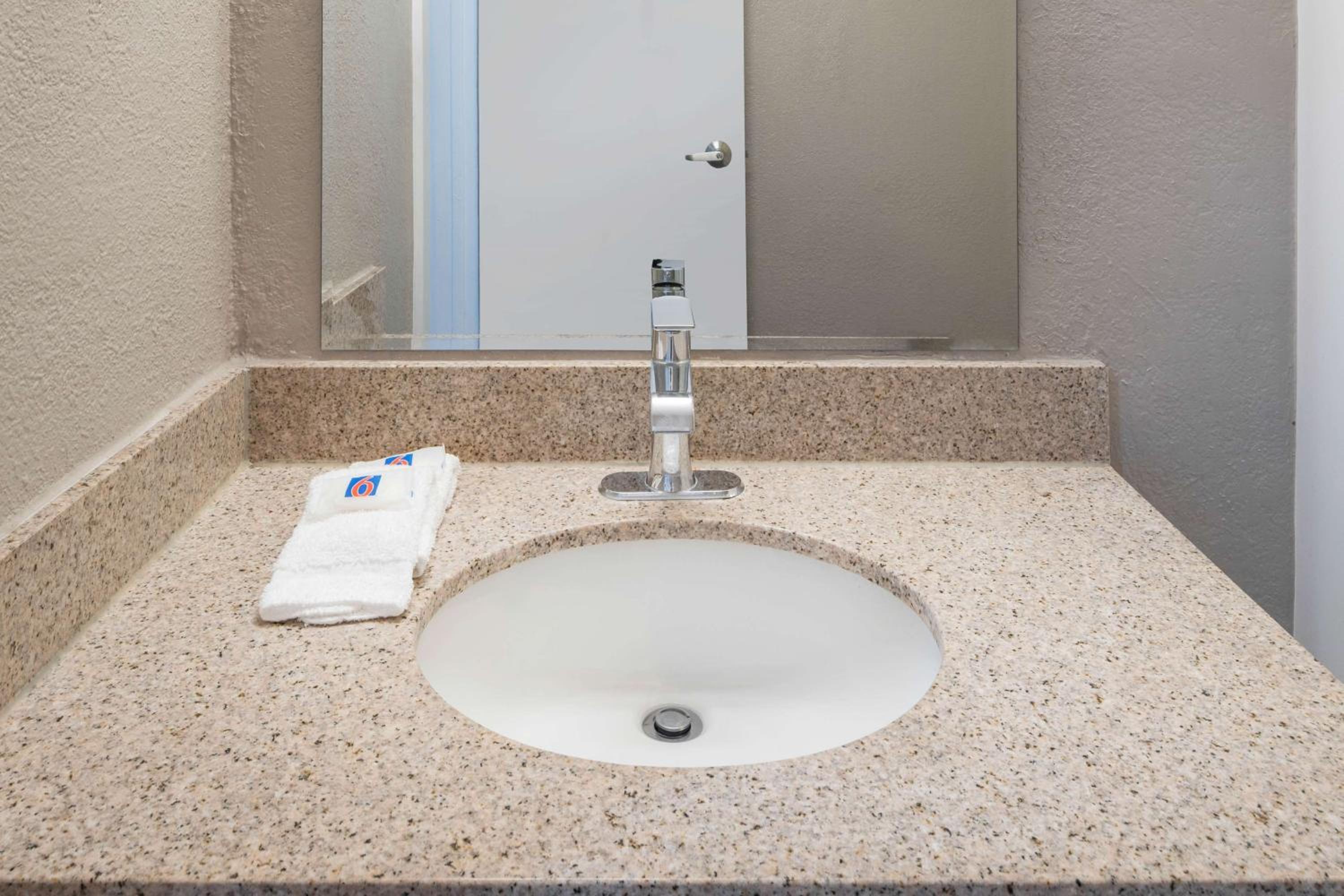 Deluxe, Quadruple, Motel6 Fontana 9/9