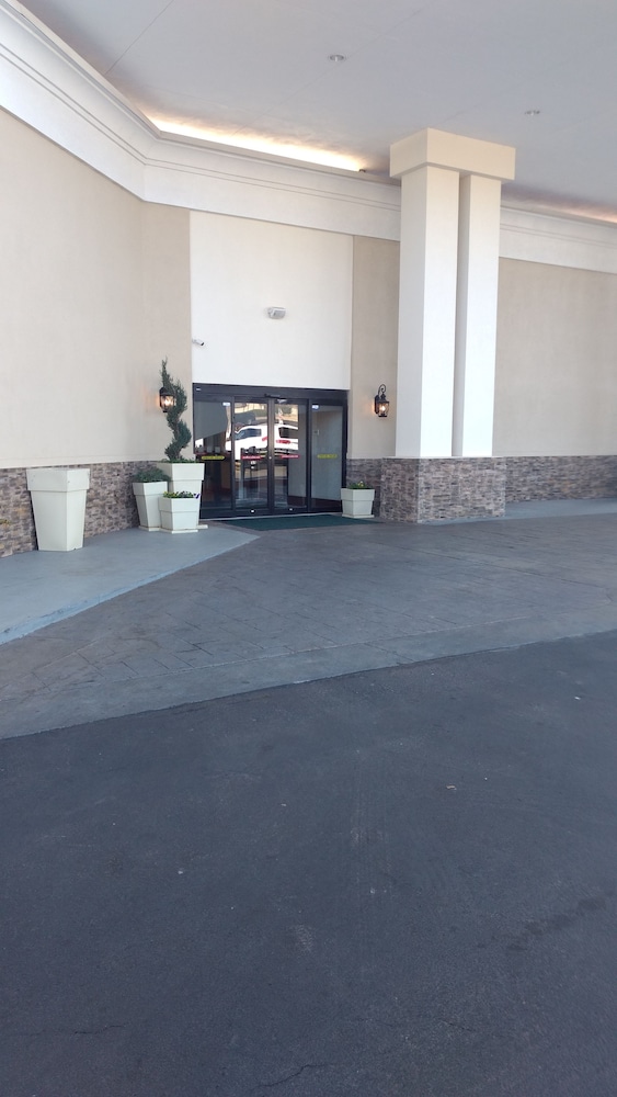 Holiday Inn Hotel And Suites Oklahoma City North 28/32