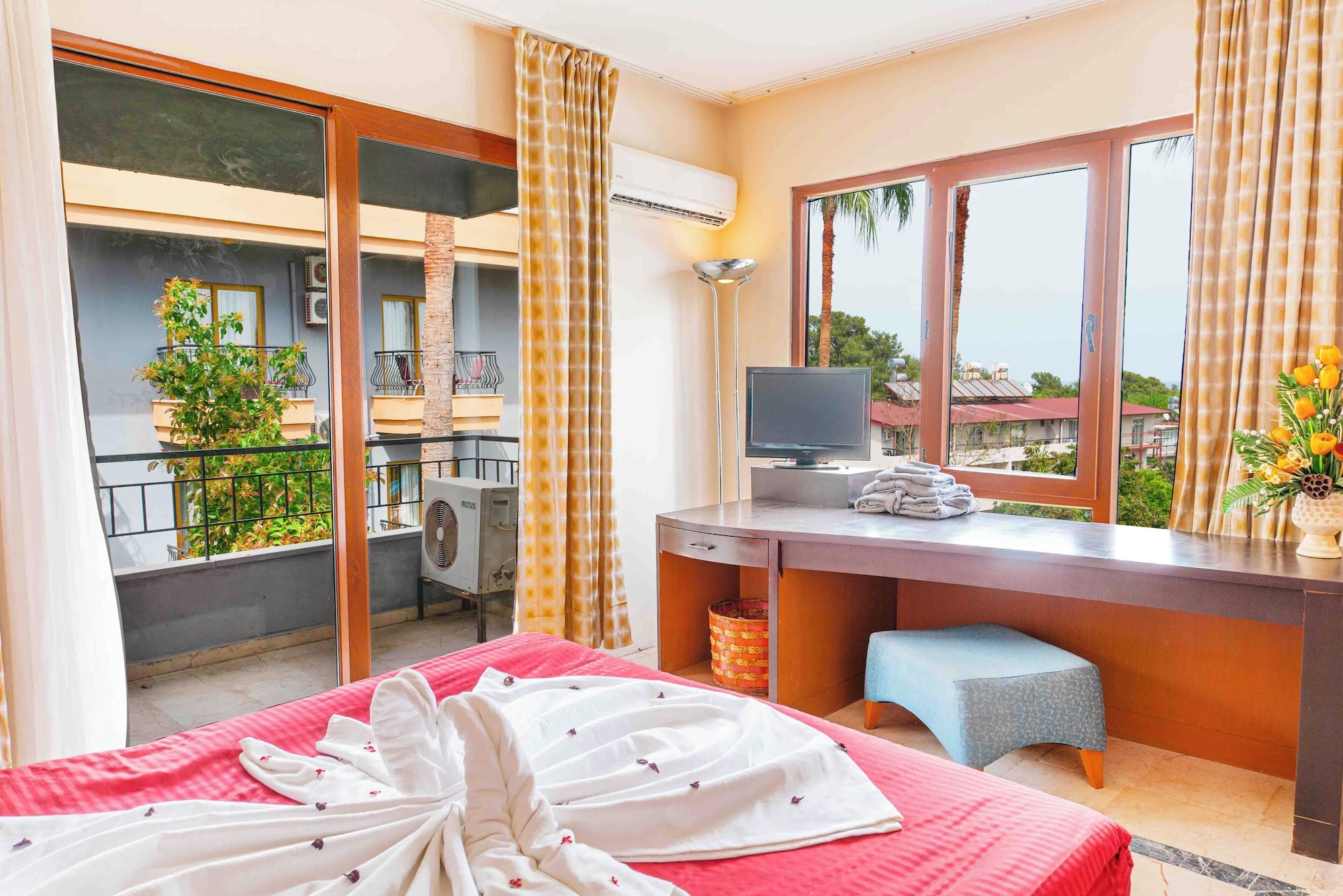 غرفة قياسية بسرير كوين وسرير فردي بإطلالة على الحديقة، Belpoint Beach Hotel 3/10