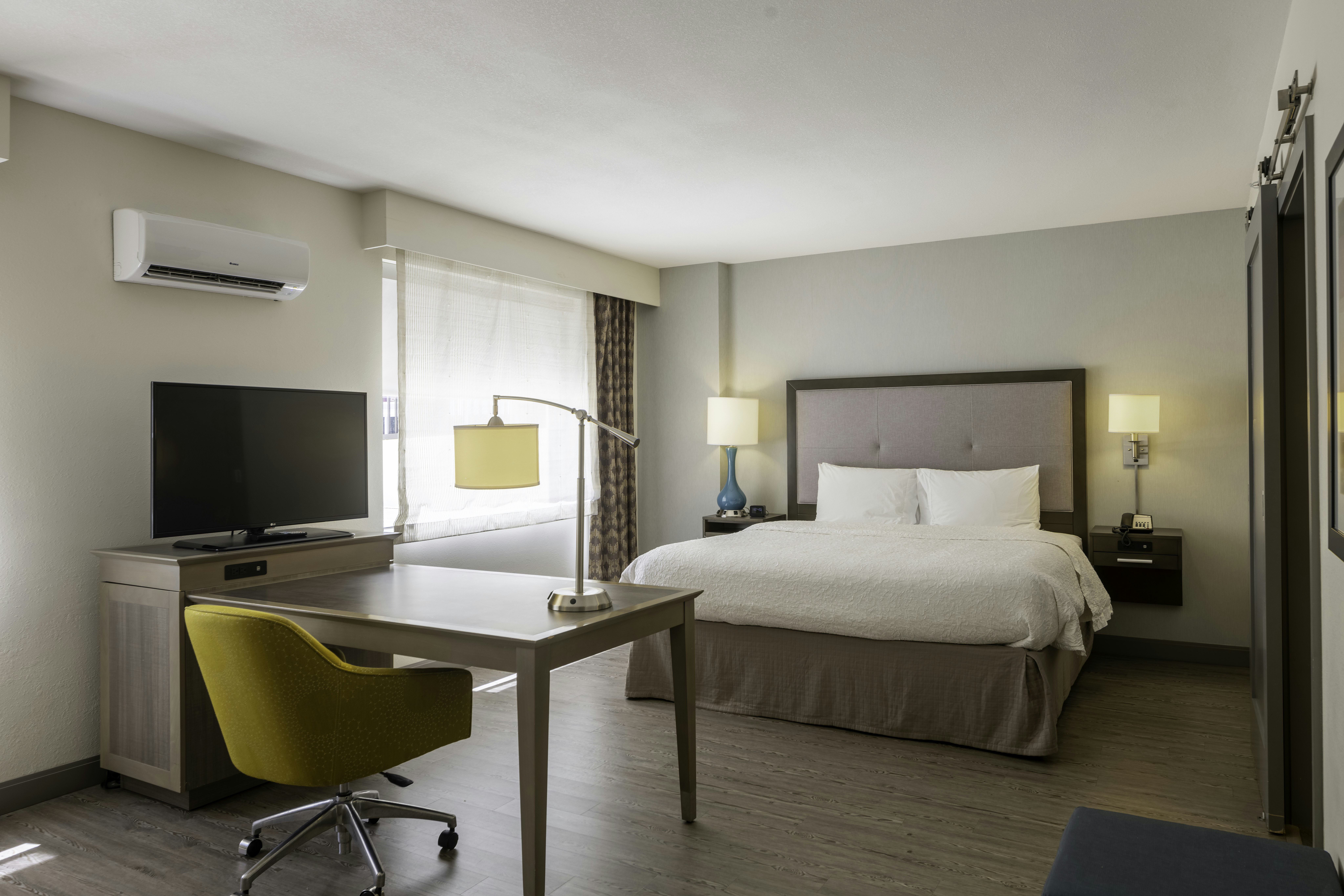 STUDIO, KING BED, ACCESSIBLE