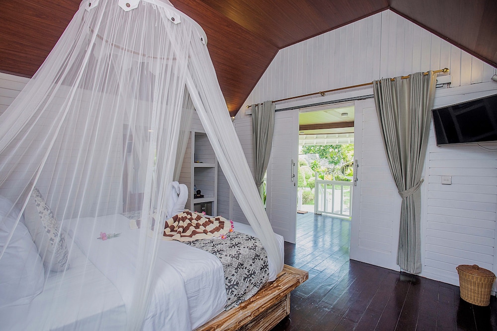 HUT, DELUXE, DOUBLE BED, POOL VIEW