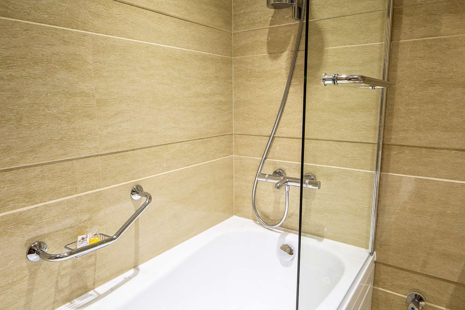شقة بسرير كينج وسريرين منفصلين مع أريكة بمطبخ صغير، Best Western Premier Plovdiv Hills 5/5