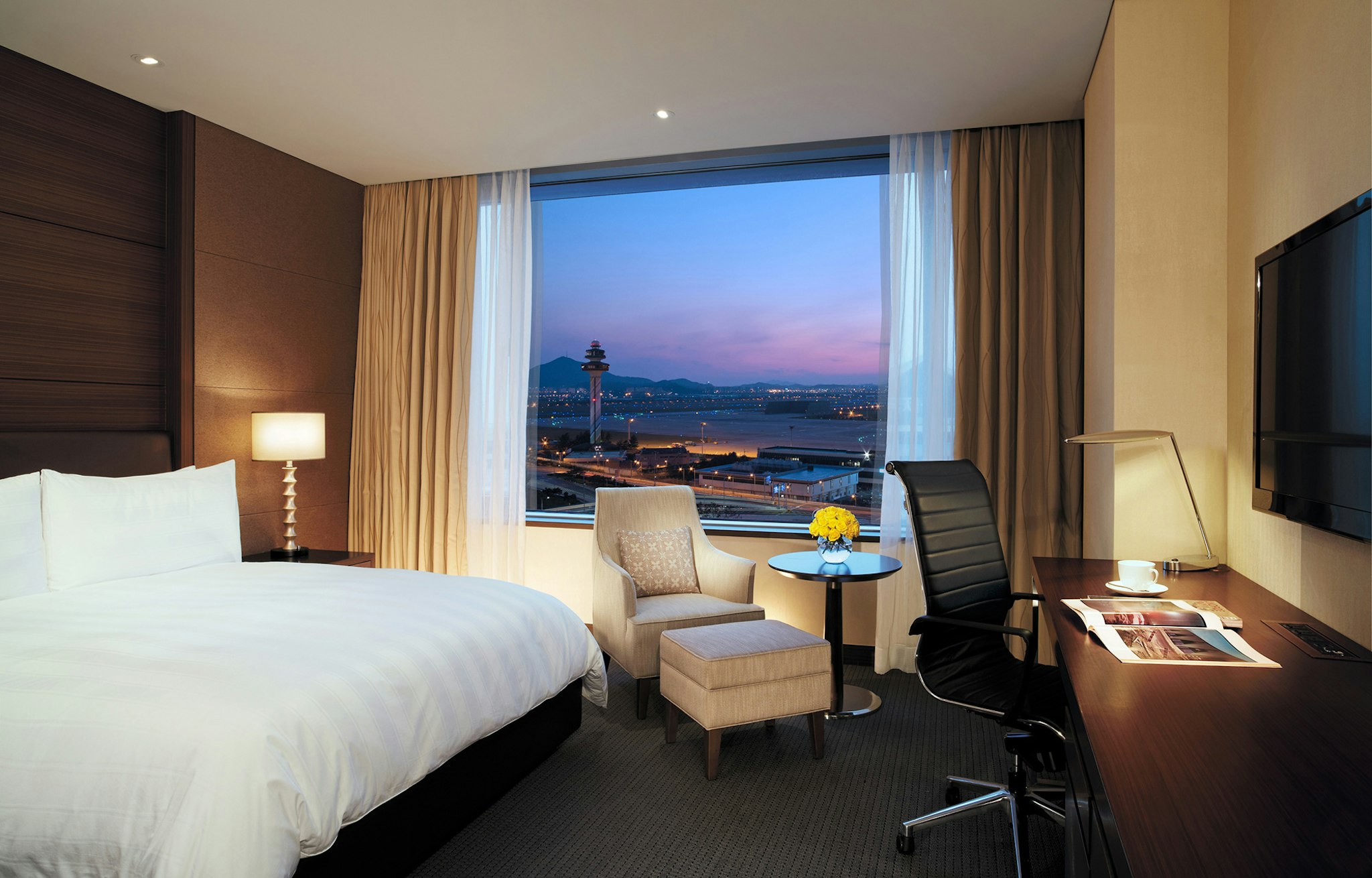 Deluxe, Double Bed, Airport View
