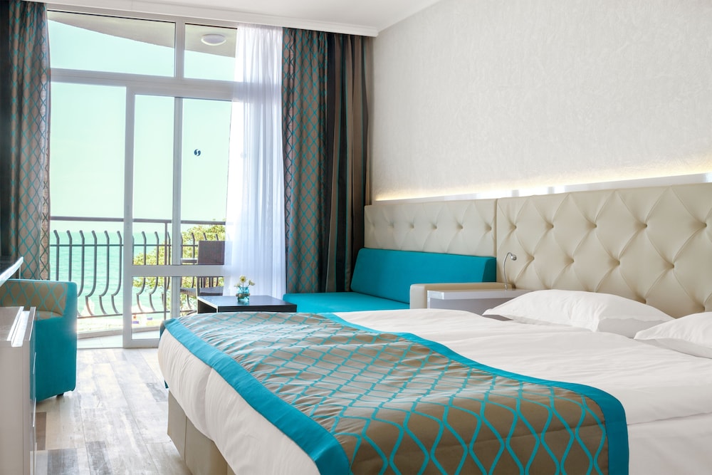 ROOM, DOUBLE BED, PARTIAL SEA VIEW, BALCONY