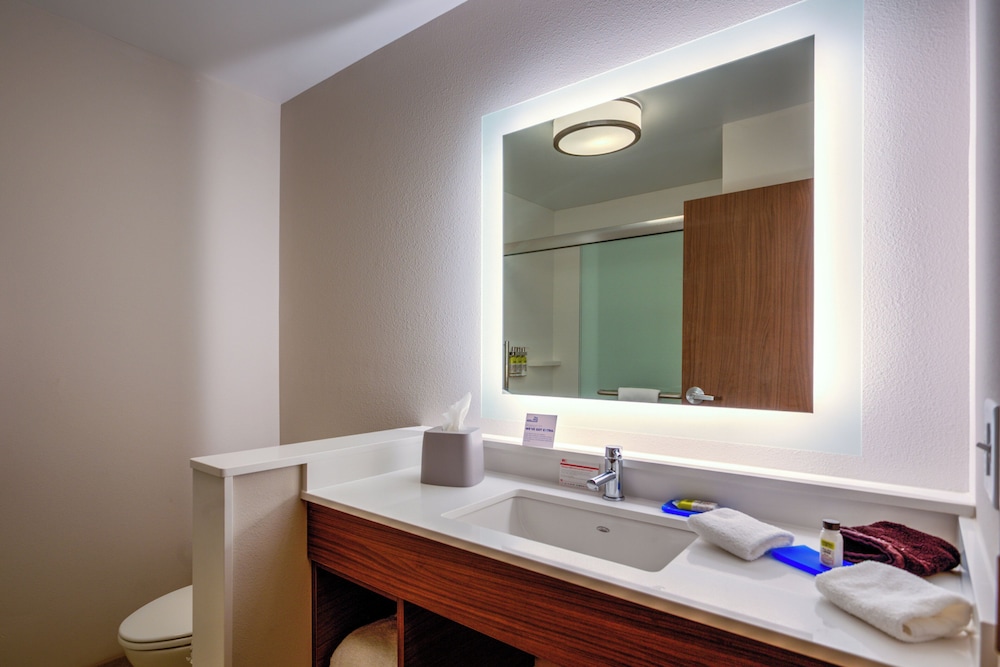Holiday Inn Express Suites Reedsville State Coll Area 54/56