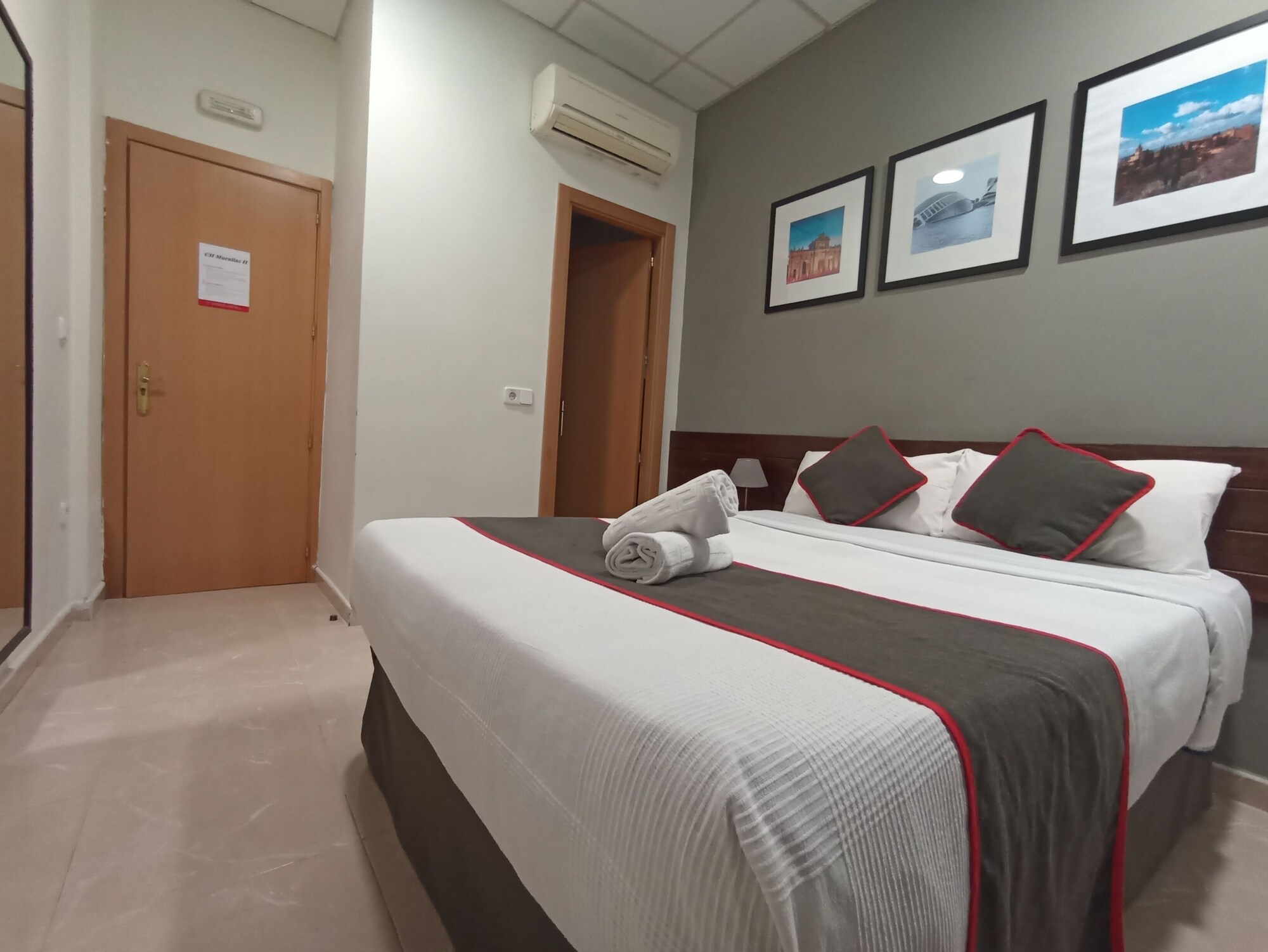غرفة كلاسيكية بسرير مزدوج