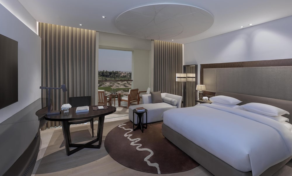 Room, King Bed, Golf Course View، Park Hyatt Abu Dhabi Hotel & Villa - Saadiyat island 4/9