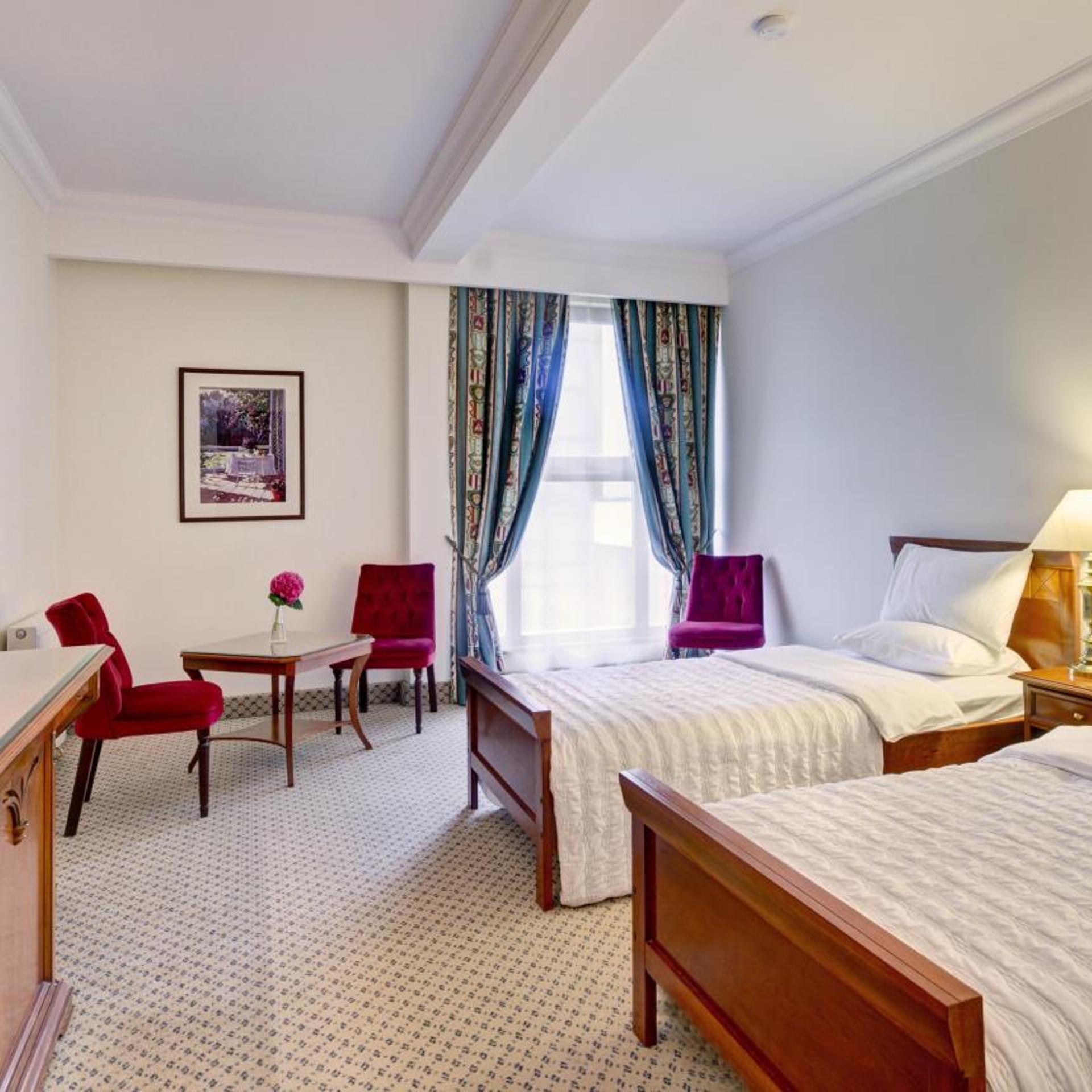 Aqua, Classic, Twin Beds, Pool Access 2/5