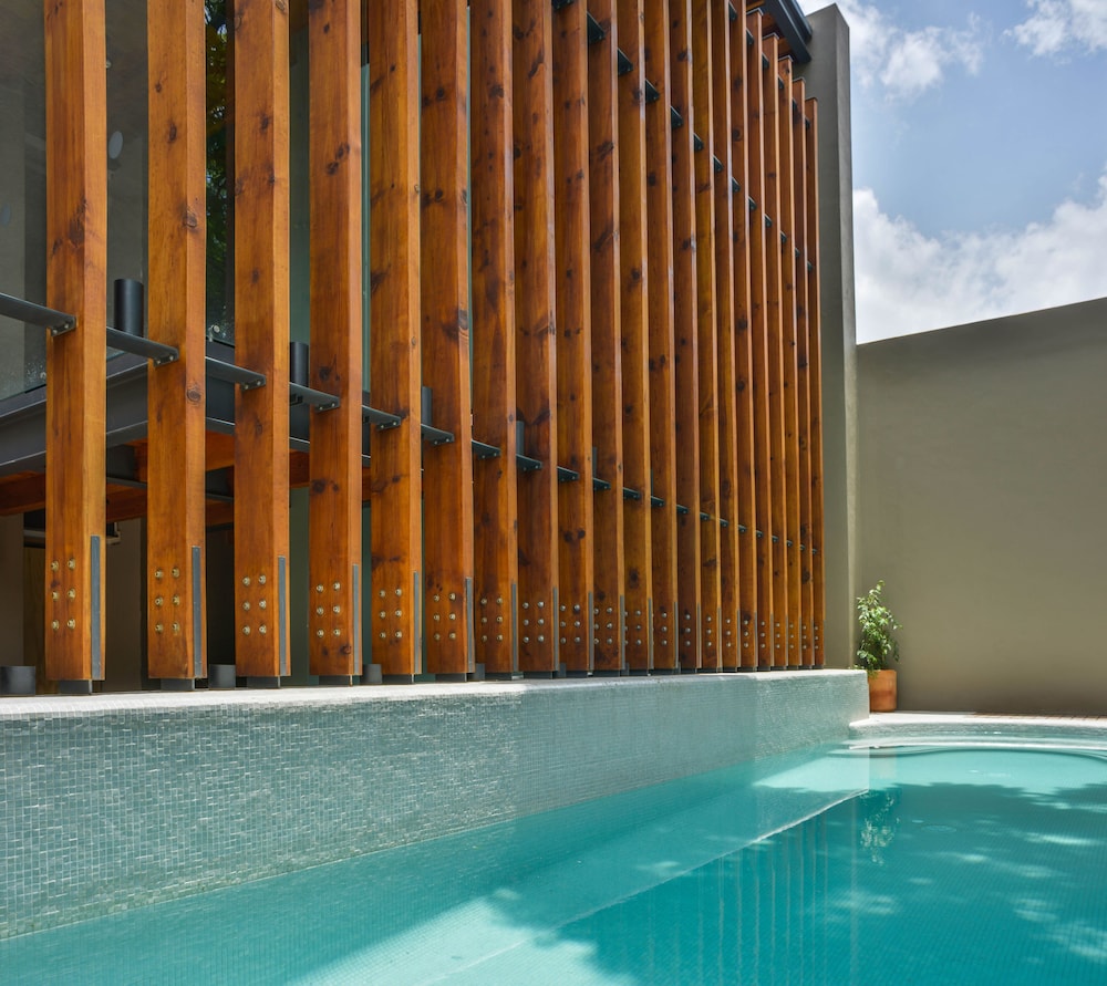 Criol Hotel 7/65