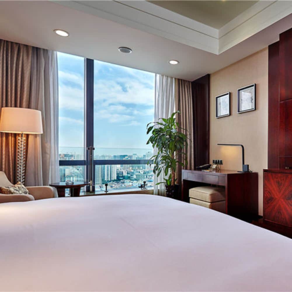 EXECUTIVE, SUITE
