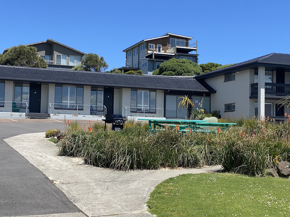 SOUTHERN OCEAN MOTOR INN 64/67
