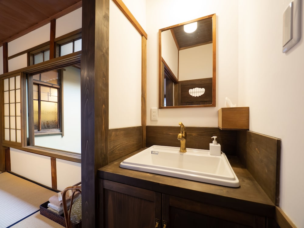 JAPANESE, SHARED BATHROOM