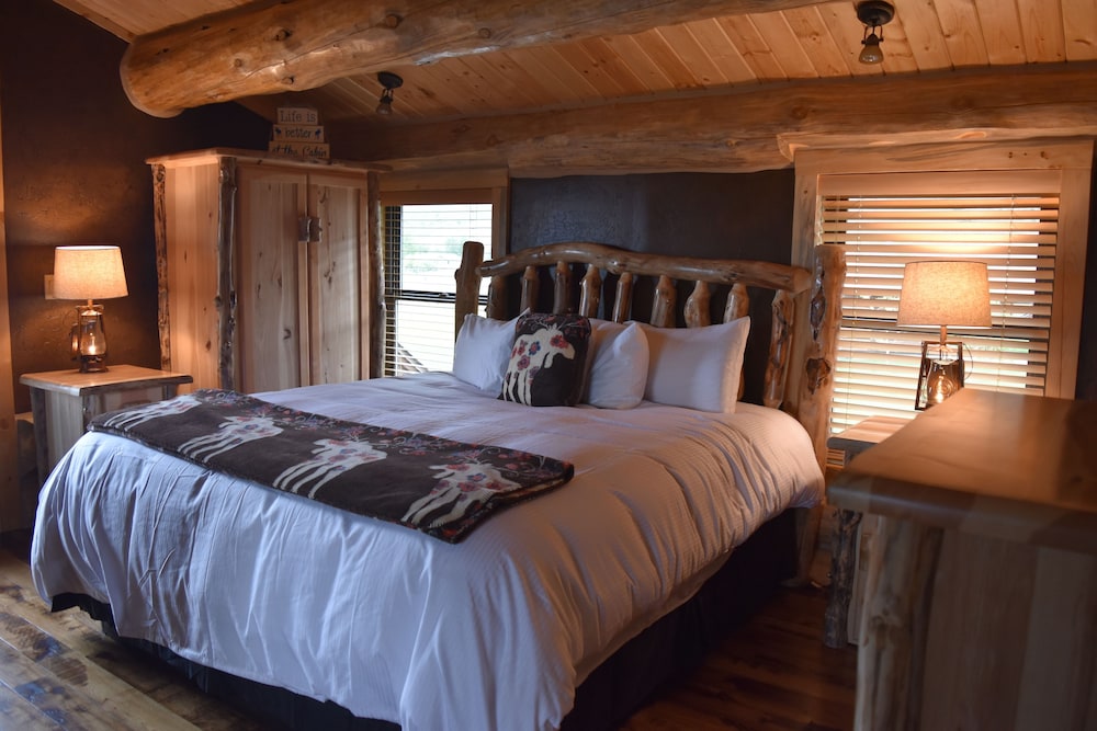 Adventure, Family, Cabin, King and Queen Bed, Sofa