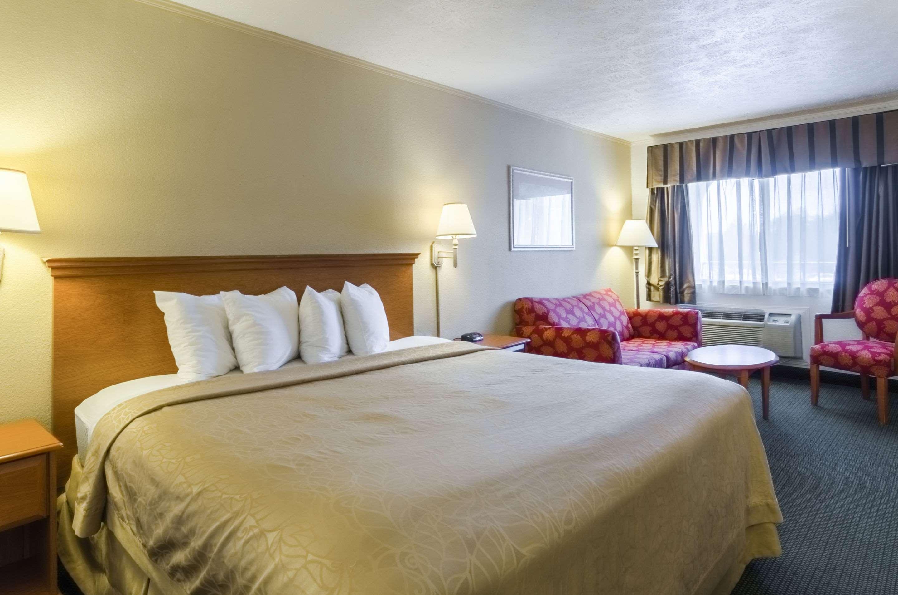 غرفة بسرير كينج، SureStay Hotel by Best Western Summersville 2/3