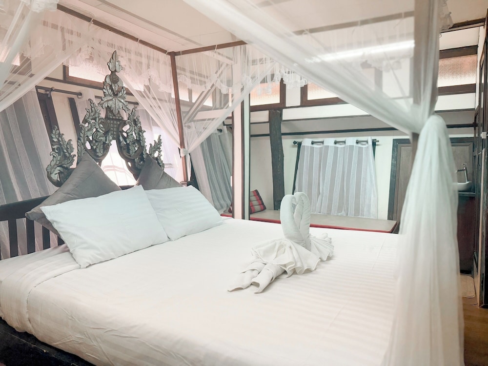 DELUXE, KING BED