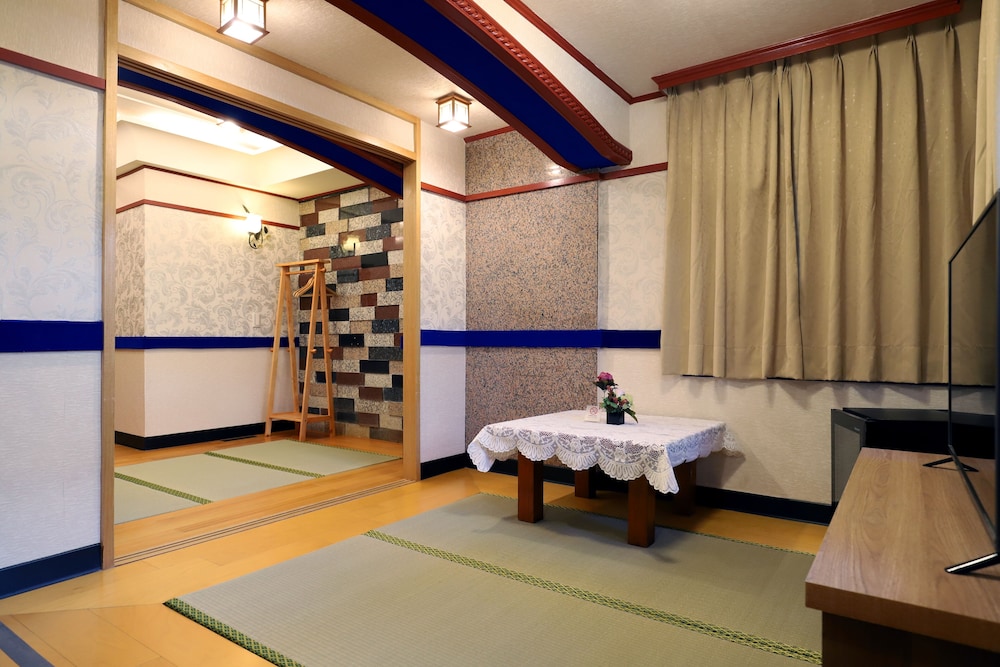 Phoenix Pavilion Hot Spring Hotel 9/65