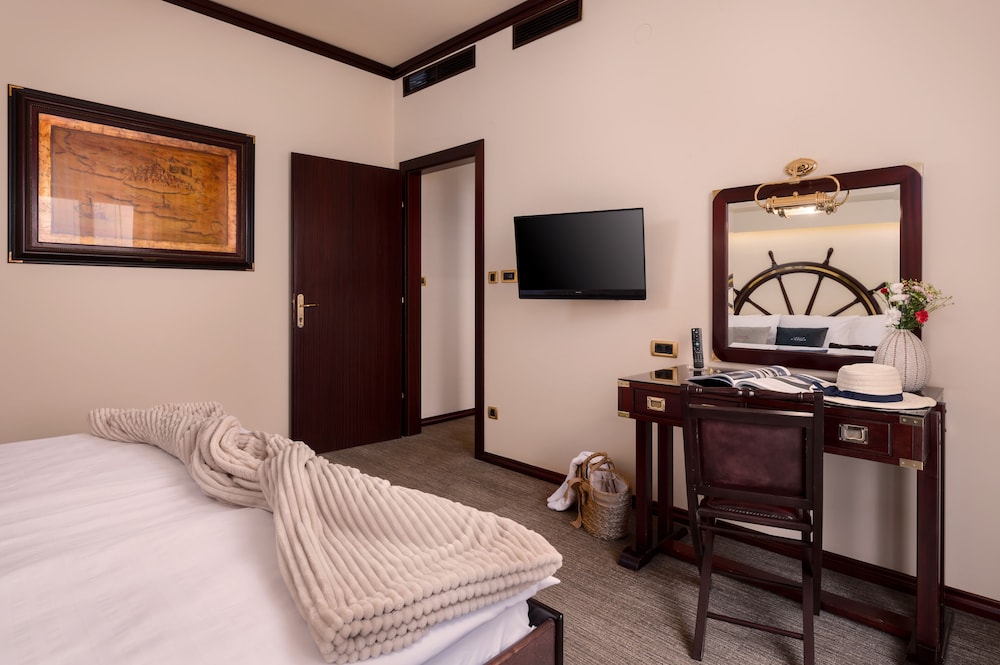 Hotel Nautica 11/72