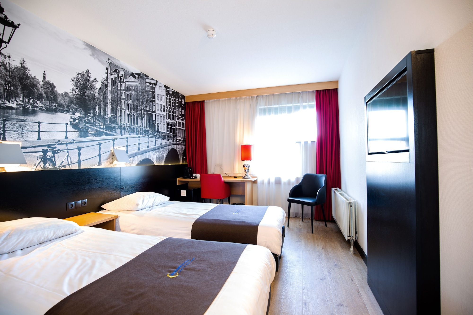 COMFORT, TWIN BEDS