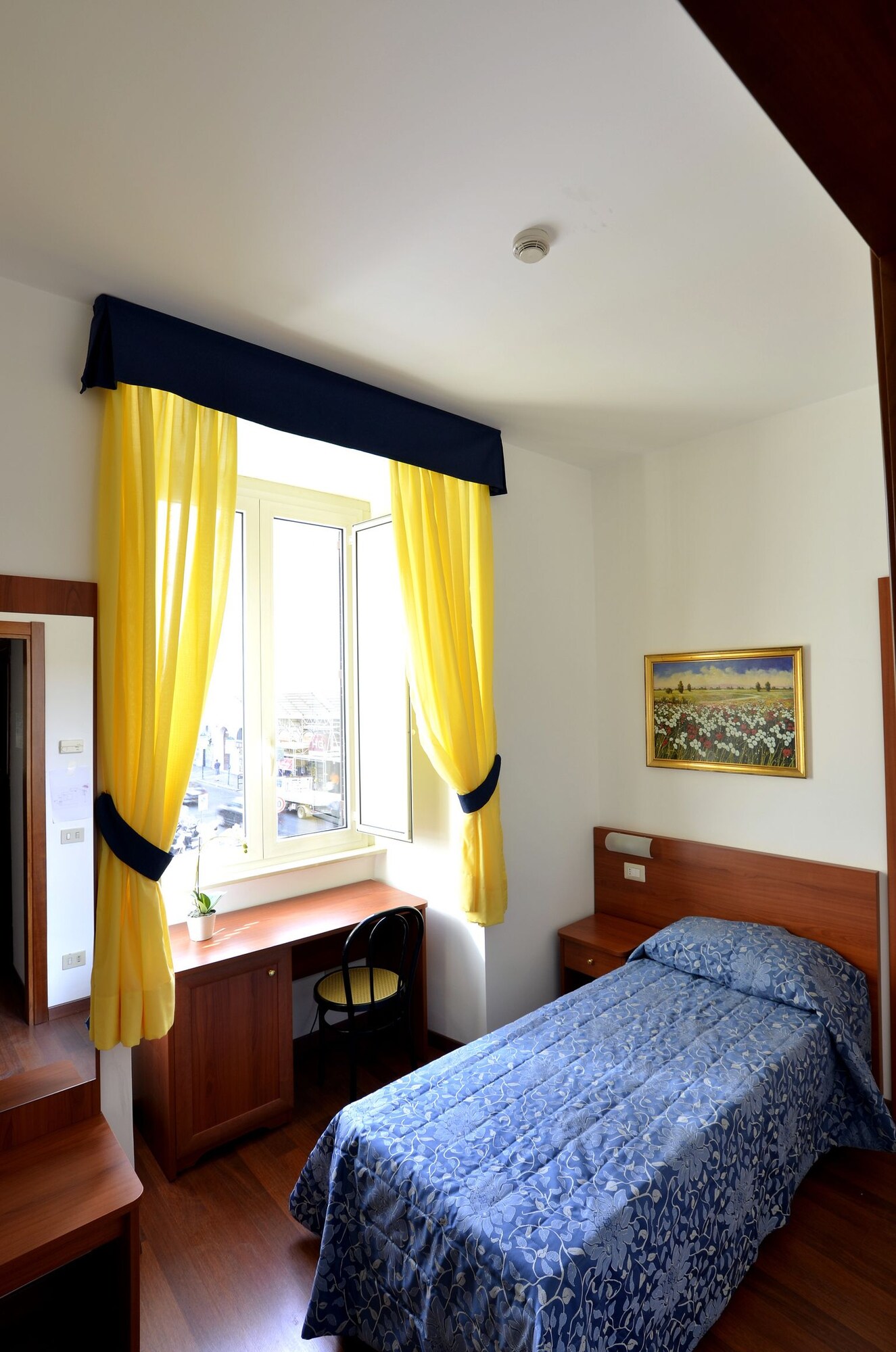 ROOM, SINGLE