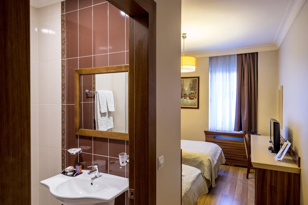 My Rose Hotel 39/44