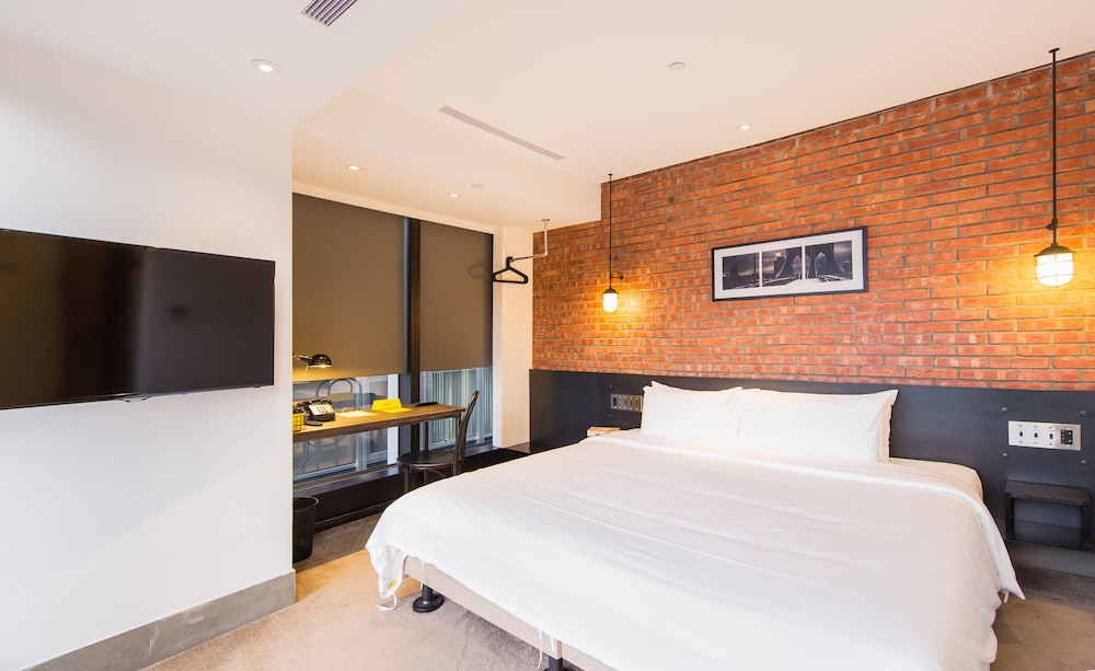 Check Inn Hotel 25/70