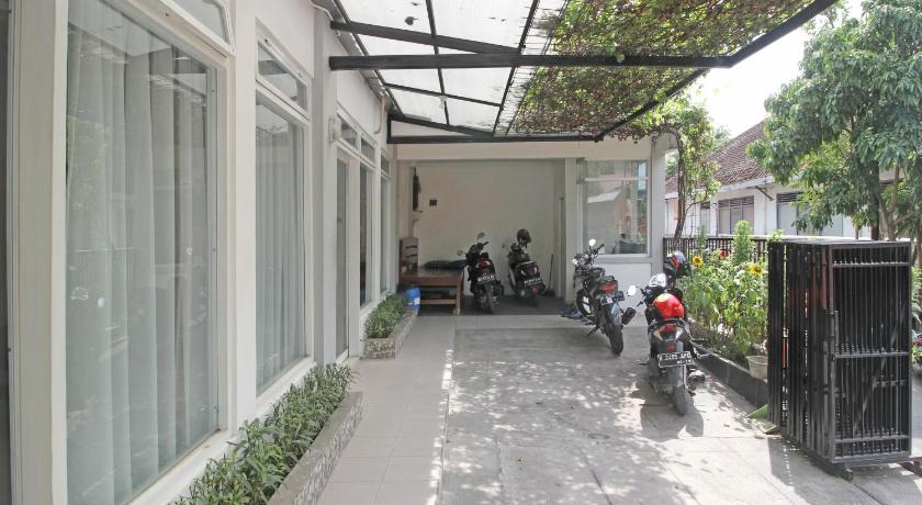 RedDoorz near Solo Balapan Station 14/18