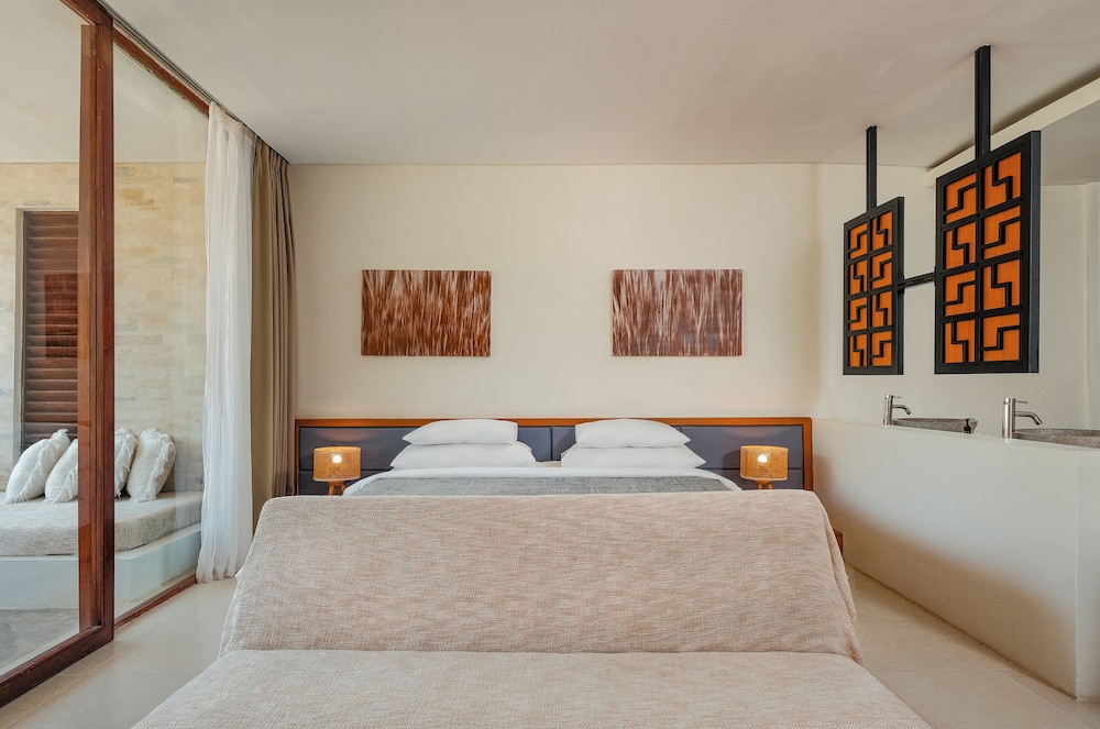 Suite, King Bed, Pool Access