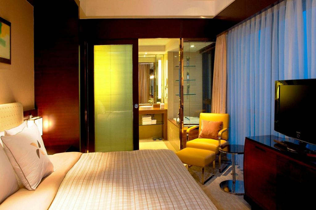 Suite, King Bed, City View, Large
