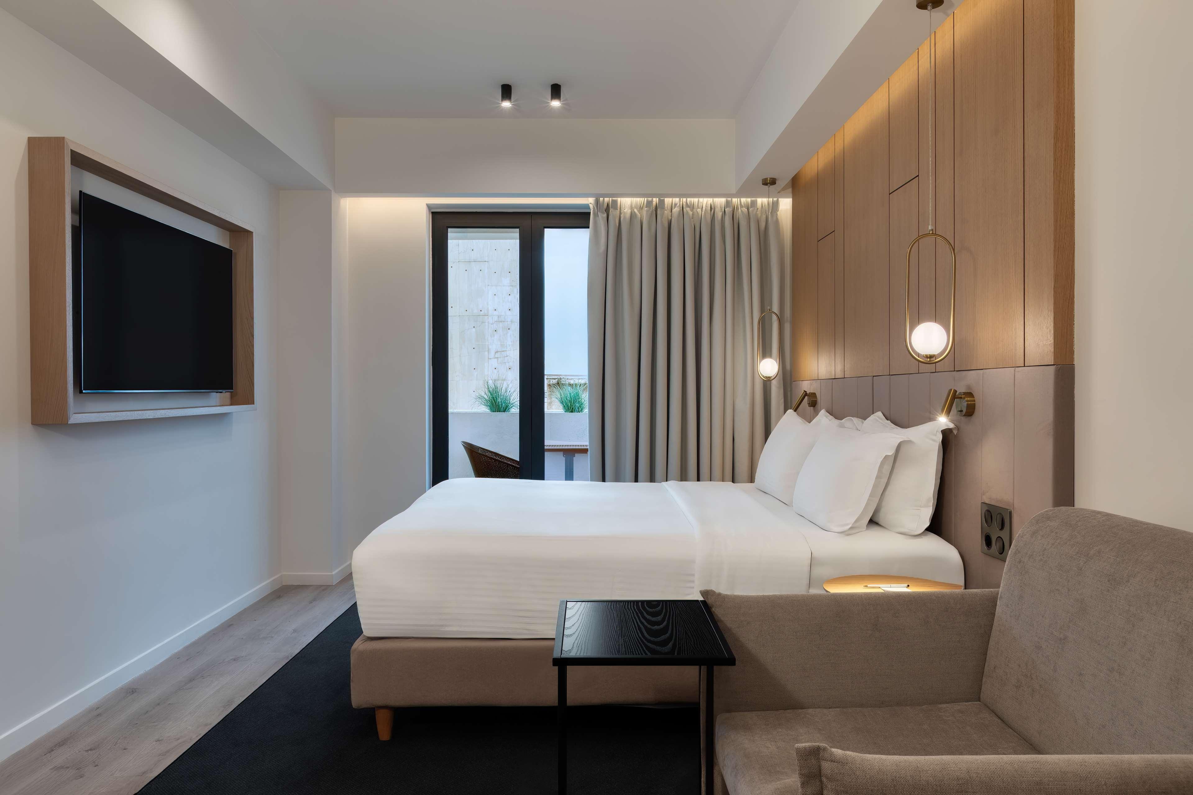 DELUXE, KING BED