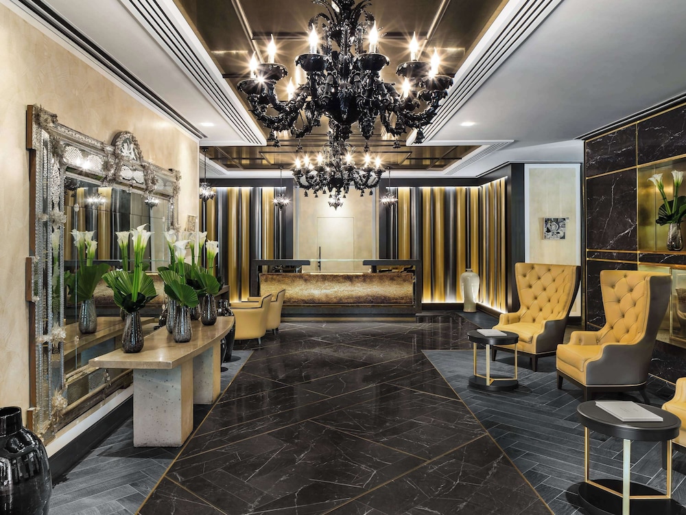 60 Hyde Park Gate Hotel 10/71