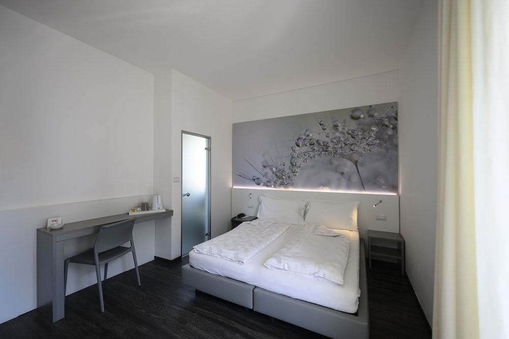 Hotel Riviera 12/50