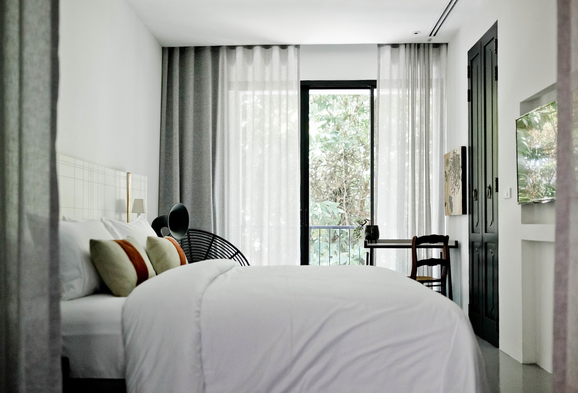 Serene، HOTEL DES ARTISTS PING SILHOUETTE 4/9