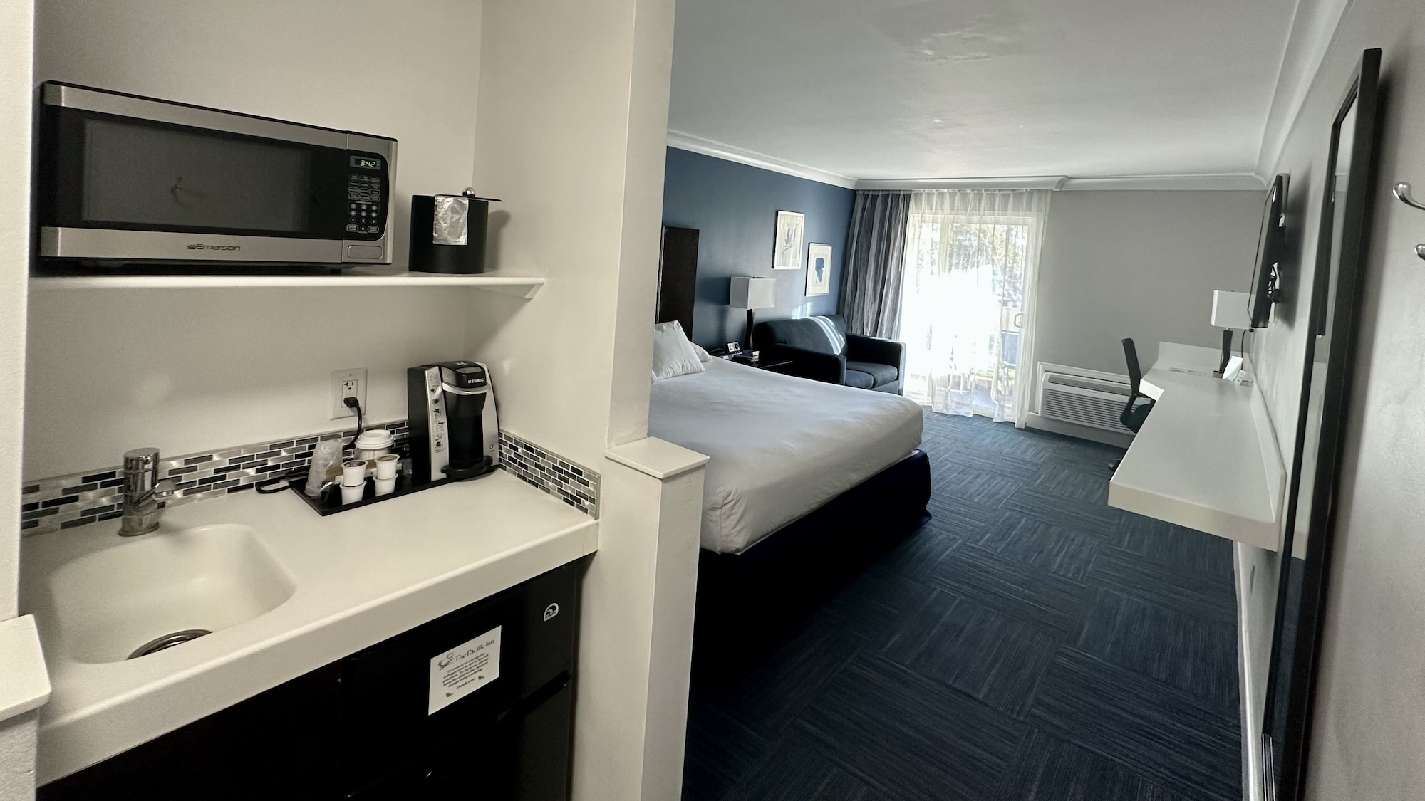 غرفة تنفيذية بسرير كينج بحوض جاكوزي، Pacific Inn 6/8