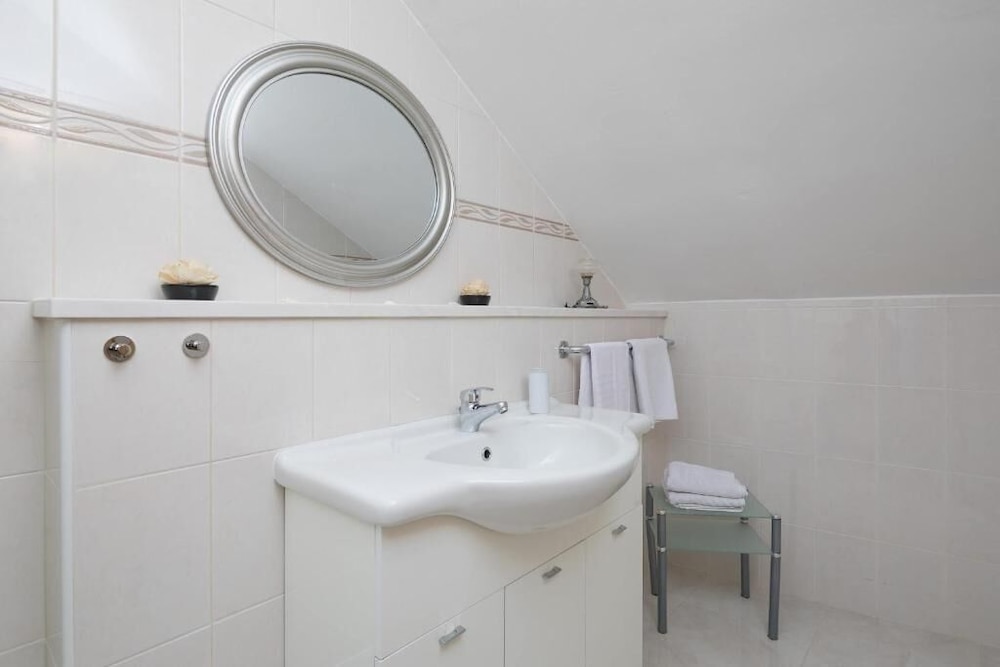 Split Center Suites 61/66