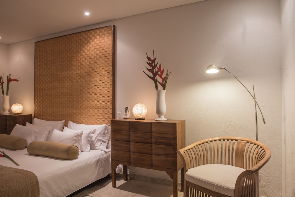 ECONOMY, DOUBLE BED, POOL VIEW