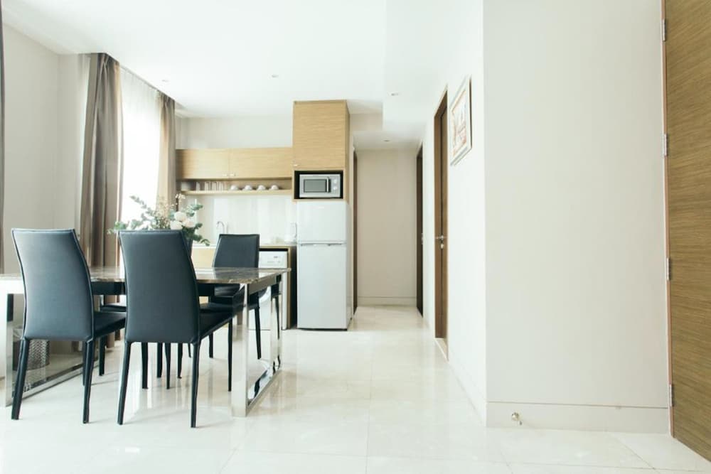 Thomson Residence 58/68