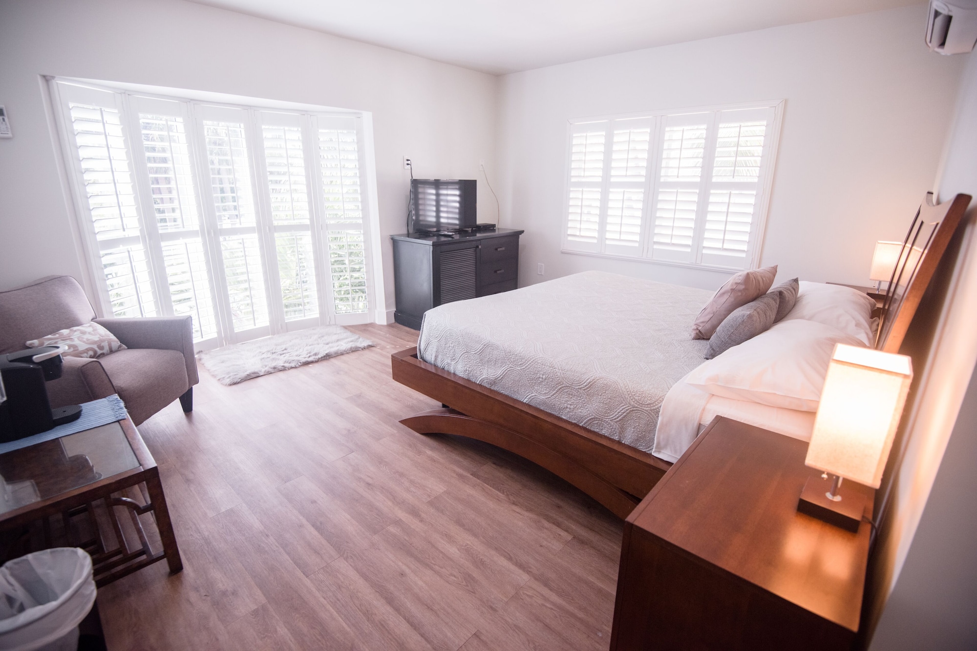 SUITE, KING BED