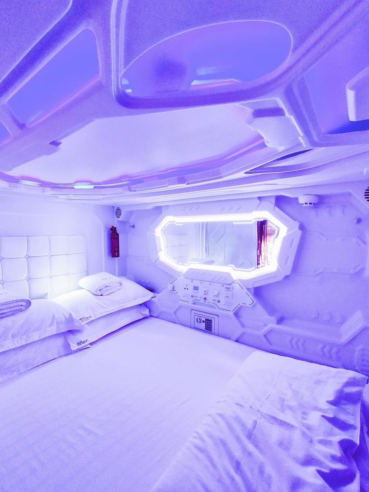 Met A Space Pod @ Arab Street 21/50