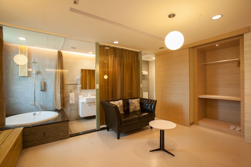 823-Tourist Hotel 47/64