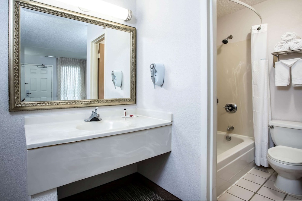 Travelodge By Wyndham Fort Wayne North 30/38