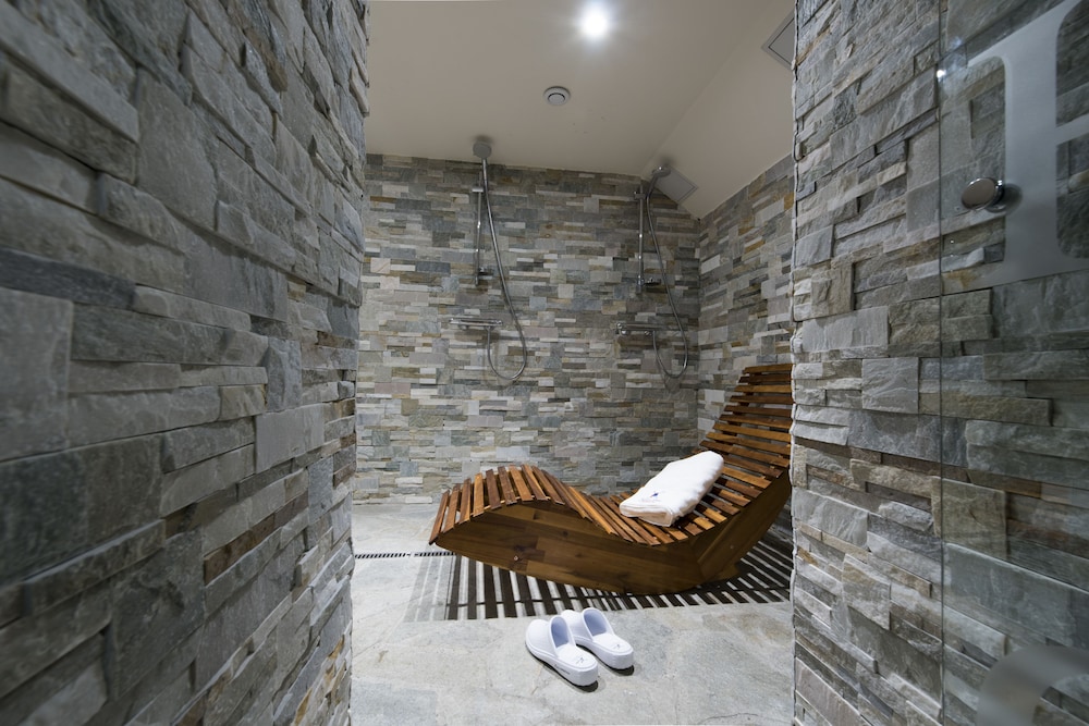 Snow Lodge Boutique Hotel 43/70