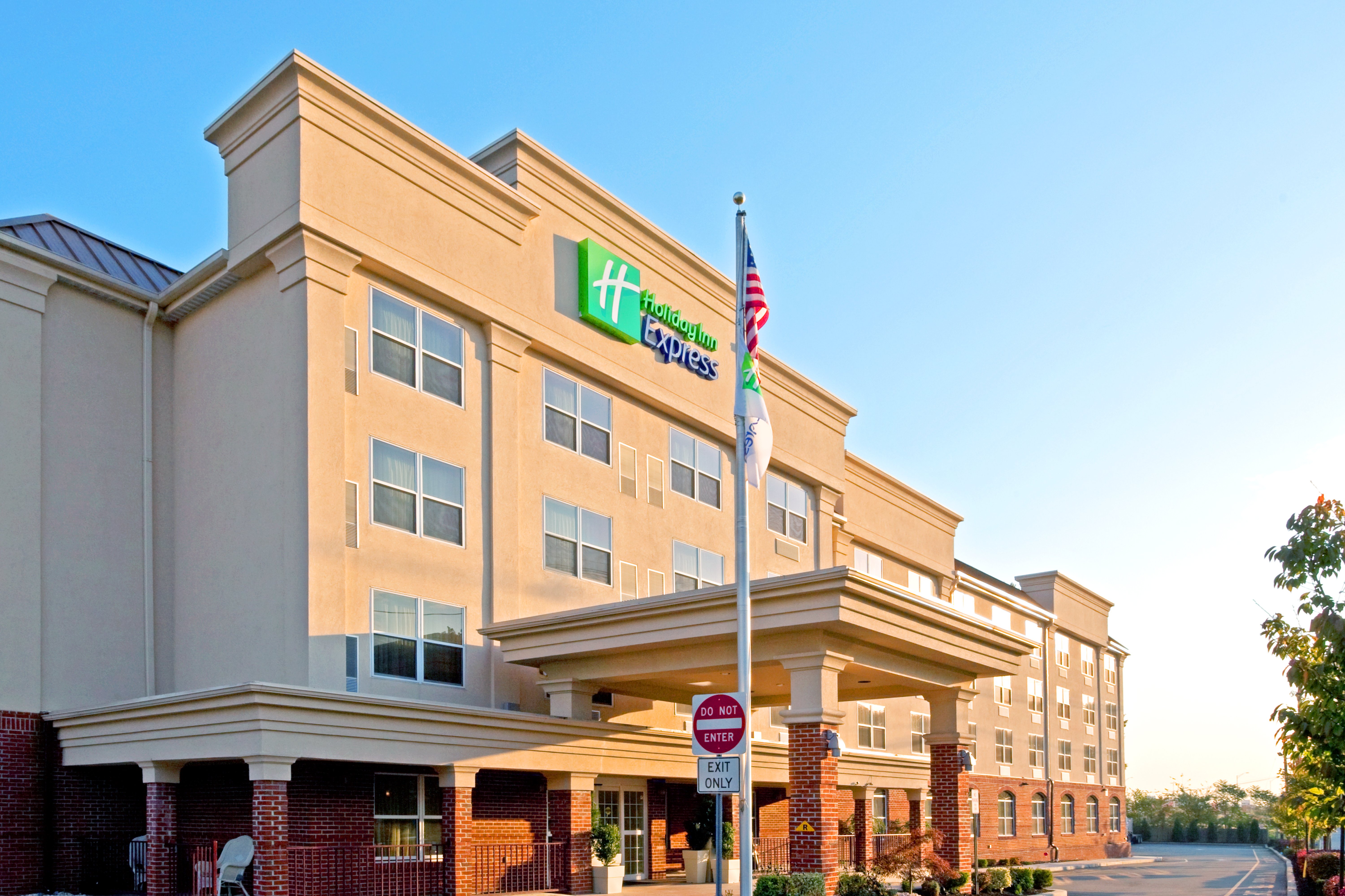 Holiday Inn Express Woodbridge 7/64