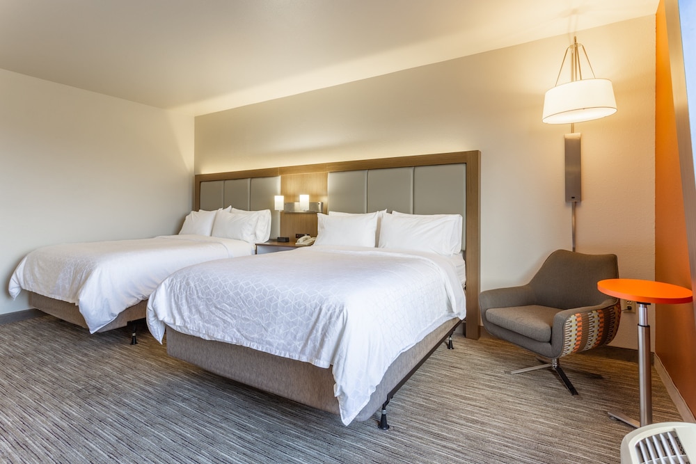 Holiday Inn Express Rockford Loves Park 16/65