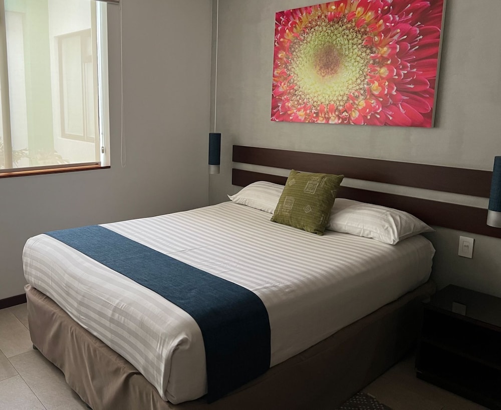 SUPERIOR, QUEEN BED
